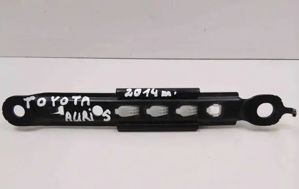 Toyota Auris E180 Seat belt height adjuster E563003