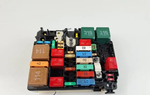 Opel Corsa E Fuse module 9804848480