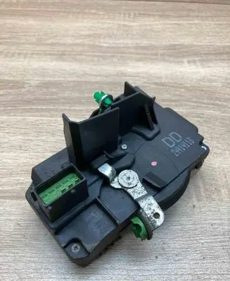 Opel Vectra B Front door lock 24414113