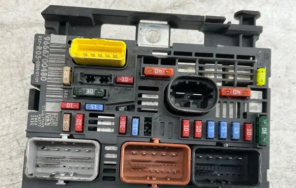 Peugeot 308 Fuse module 9666700480