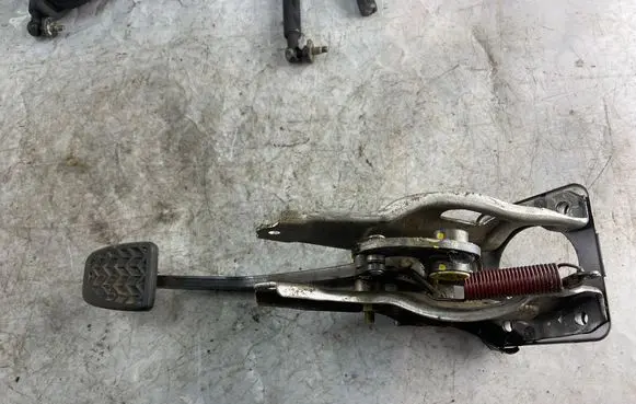 Toyota Land Cruiser (J120) Brake pedal