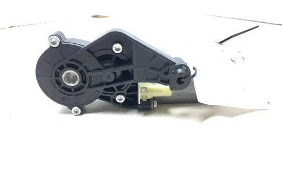 Mercedes-Benz C W204 Seat adjustment motor 825843714