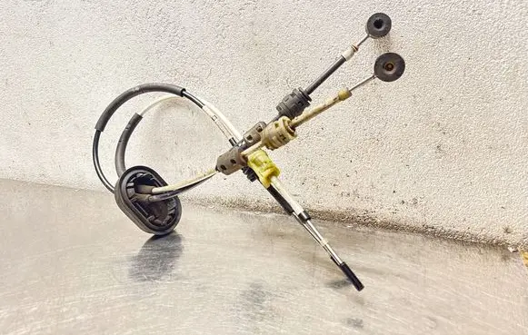 Opel Insignia A Gear shift cable linkage 55563703