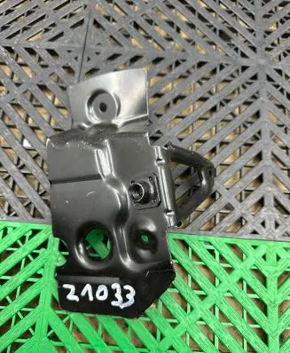 BMW 5 G60 G61 Fender mounting bracket 7437505