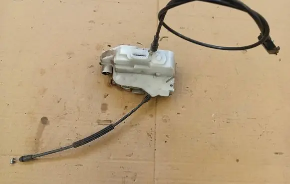Renault Twingo II Front door lock 767632