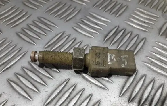Volkswagen PASSAT B4 Brake pedal sensor switch 443945515