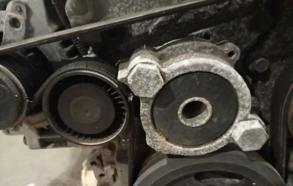 Toyota Avensis T270 Generator/alternator belt tensioner