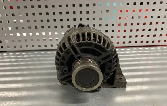 Volvo XC90 Generator/alternator 30667894 0124525060