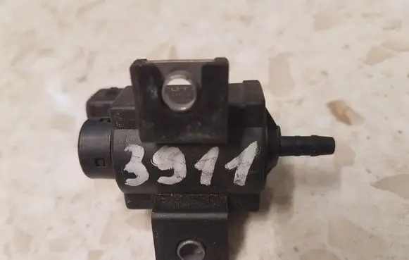 Lexus IS 220D-250-350 Vacuum valve 258600R010 72828606