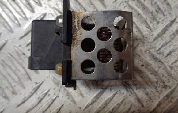 Nissan Qashqai Coolant fan relay M114973