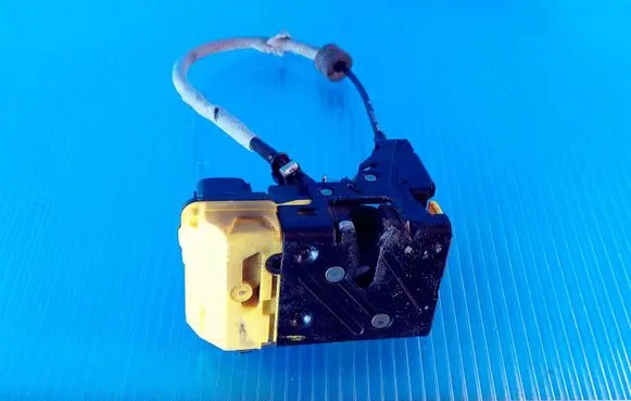 Volvo XC90 Front door lock 30699747