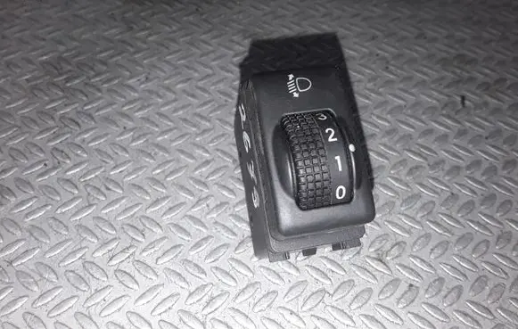 Nissan Note (E11) Headlight level height control switch 251909U00A