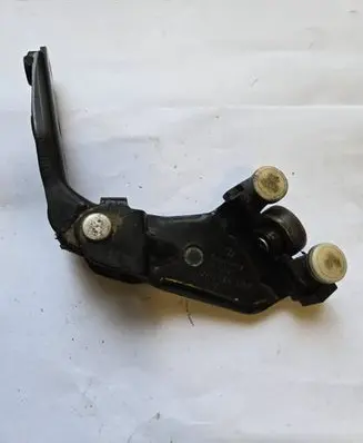 Volkswagen Caddy Sliding door middle roller runner 2K0843335A