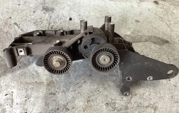 Volvo XC90 Engine mounting bracket 8642196