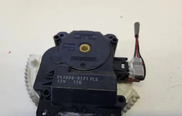 Toyota RAV 4 (XA30) A/C air flow flap actuator/motor 0638000171