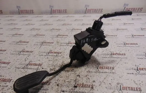 Accelerator throttle pedal