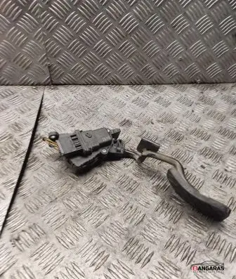 Accelerator throttle pedal