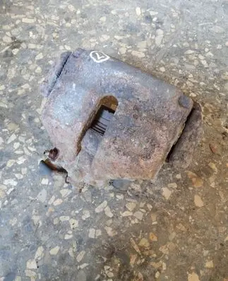 Volkswagen Golf VI Front brake caliper