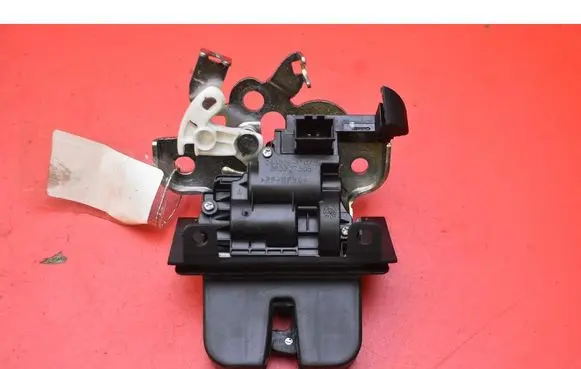 Skoda Rapid (NH) Tailgate/trunk/boot lock/catch/latch 8R0827505