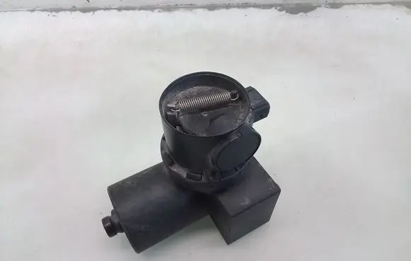 Volkswagen Golf II Central locking vacuum pump 