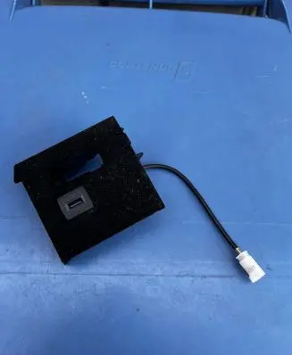 Mercedes-Benz E W212 USB socket connector A1728200515 A2128210911