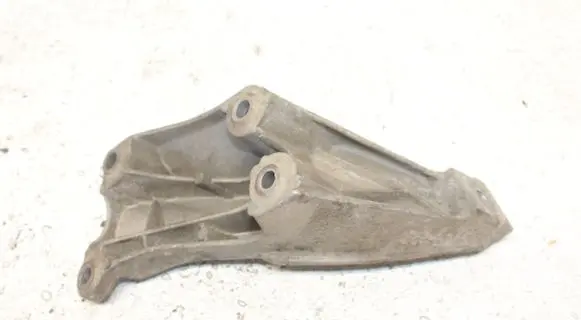 Engine mounting bracket