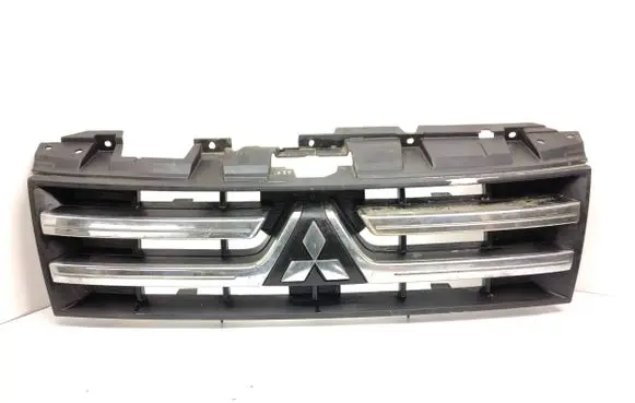 Mitsubishi Pajero Front bumper upper radiator grill