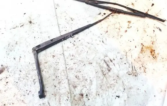 Nissan X-Trail T30 Front wiper blade arm