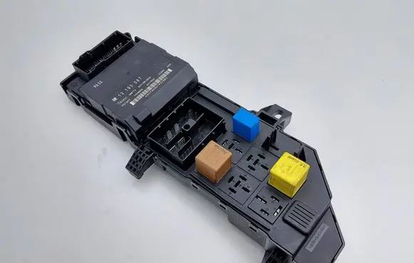 Opel Vectra C Fuse module 13223678 13223678JA 518897004