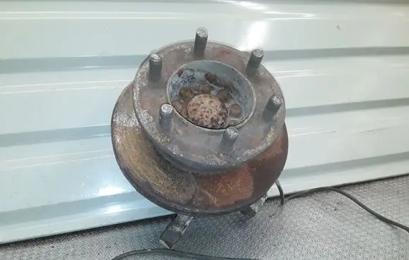 Iveco Daily 35.8 - 9 Front wheel hub spindle knuckle