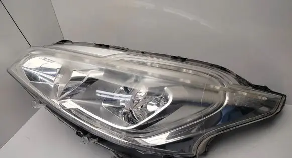Peugeot 208 I Headlight/headlamp 15D21