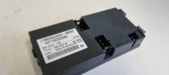 Mercedes-Benz E W211 Seat control module A2118202685 024449 00005822A8