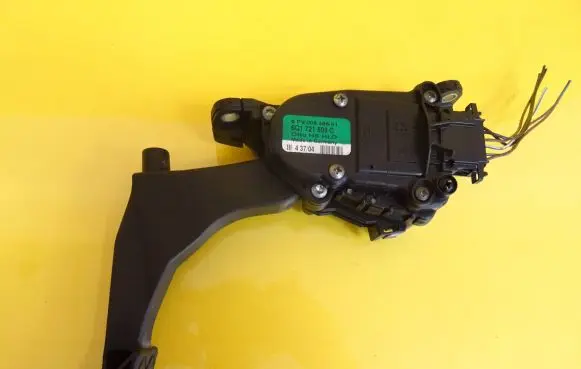 Accelerator throttle pedal