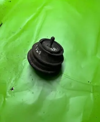 BMW 5 E39 Engine mount bracket 6754608