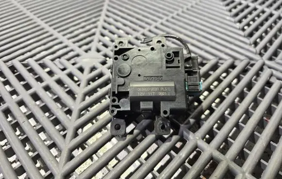 Toyota Prius (XW50) Air flap motor/actuator 0638002031 092111