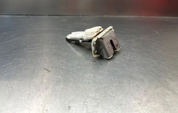 Suzuki Swift I Tailgate/trunk/boot lock/catch/latch B6765