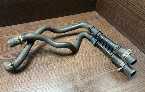 Engine coolant pipe/hose