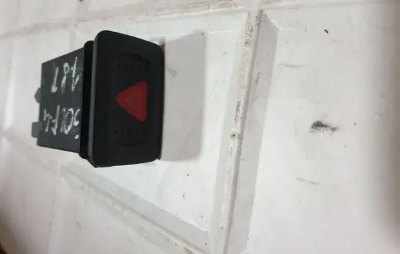 Volkswagen Golf IV Hazard light switch 1J0953235C