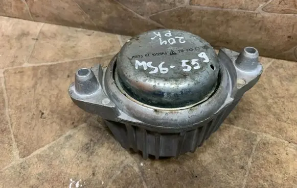 Mercedes-Benz C W204 Engine mount bracket 