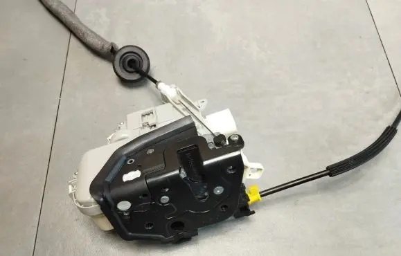 Audi A6 S6 C7 4G Front door lock 8J1837015E