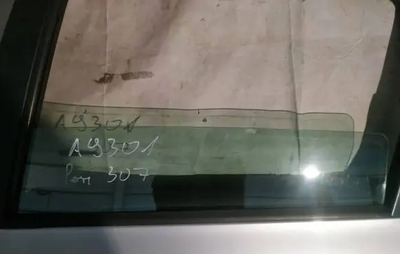 Peugeot 307 Rear door window glass as2