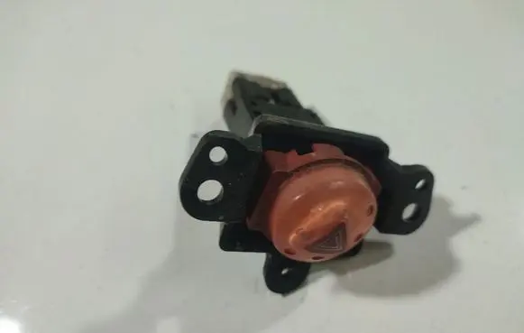 Nissan Almera Tino Hazard light switch