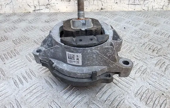 Engine mount bracket