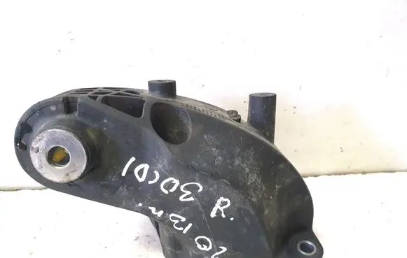 Engine mounting bracket