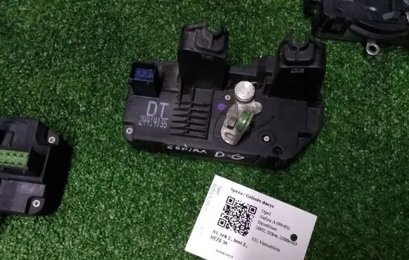 Opel Zafira A Rear door lock 24414135DT
