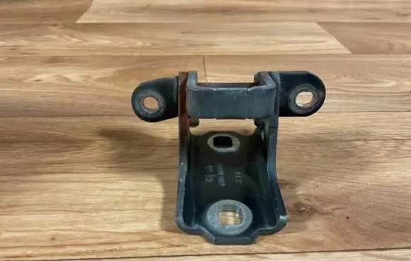 Opel Insignia A Front door lower hinge A046574