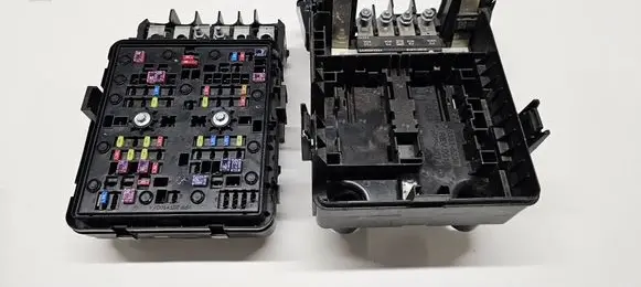Jeep Grand Cherokee WL Fuse module 68347003AE 68500873AA