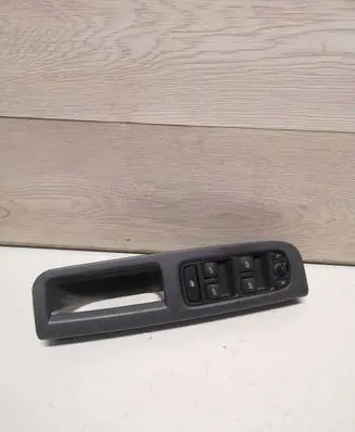 Volvo V50 Electric window control switch 8679473