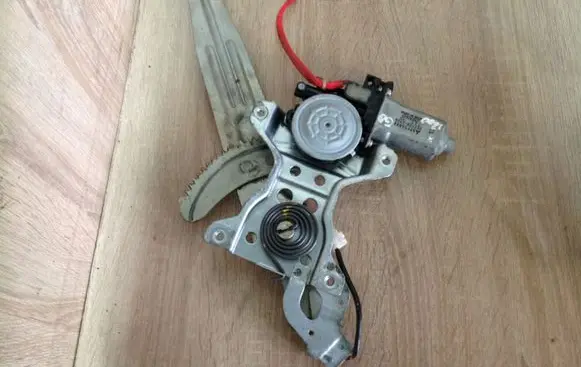 Mitsubishi Pajero Sport I Rear door window regulator with motor 5713A022