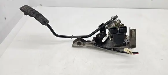 Accelerator throttle pedal